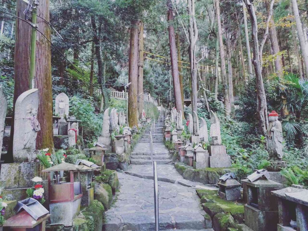 宝山寺 奥の院への参道