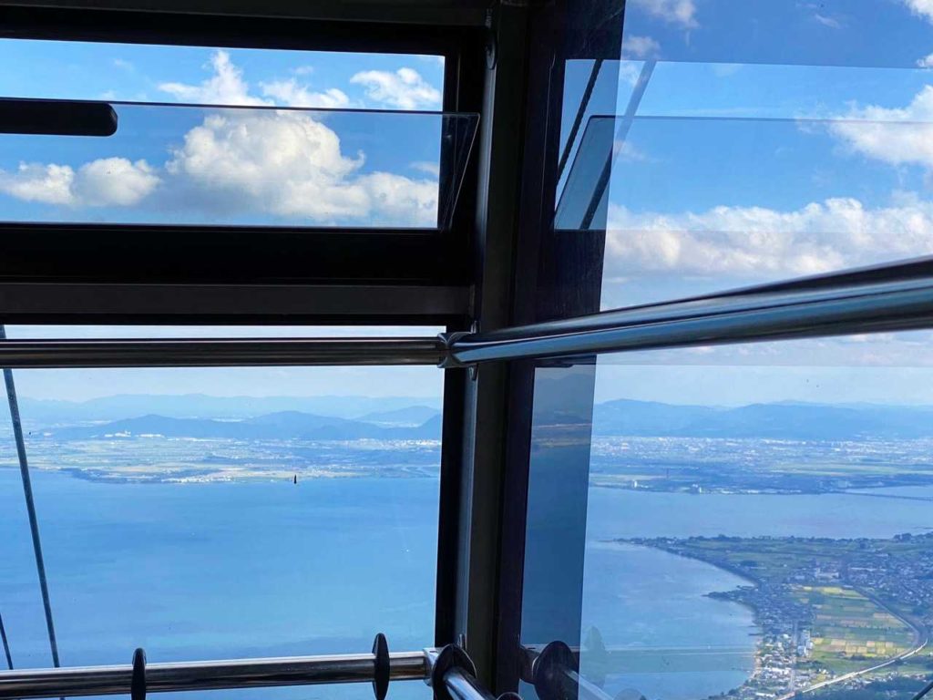 ロープウェイは360度ガラス張り。琵琶湖の眺望も非常に良い。