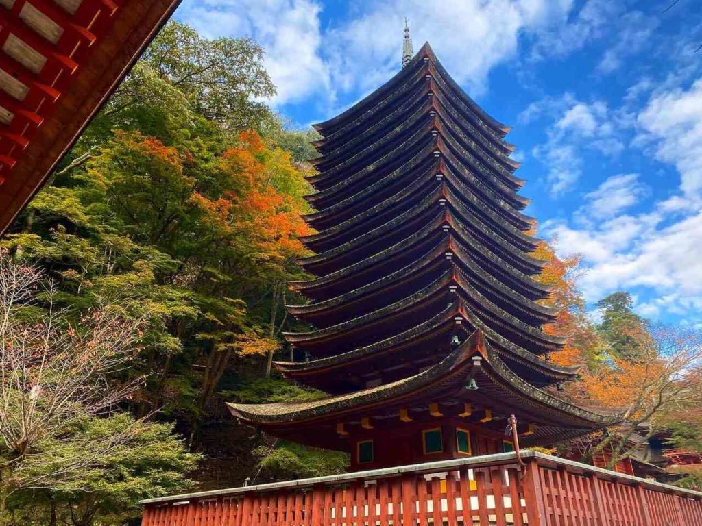 談山神社境内の紅葉と十三重塔